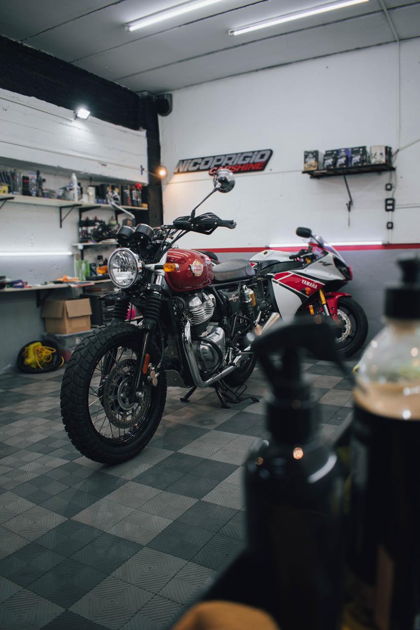 Royal Enfield Interceptor y Yamaha en el taller tras el detailing