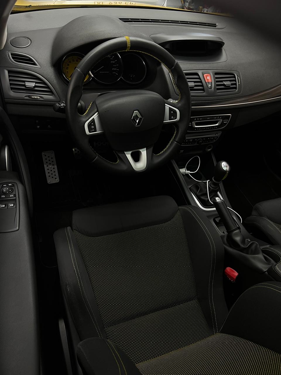 Interior de Renault Megane RS detallado, tapizado y volante impecables