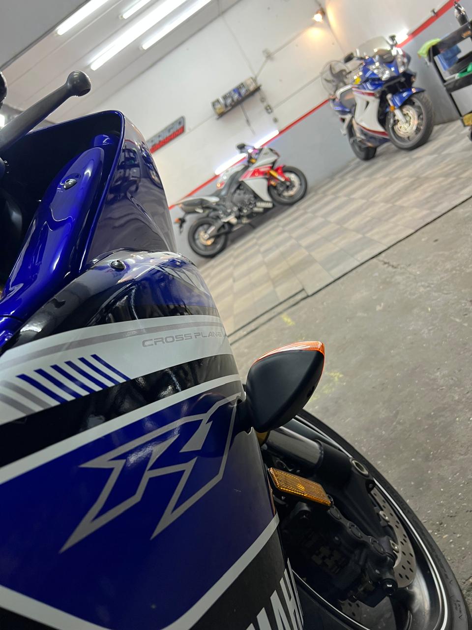 El equipo de Nico Prigio Carshine trabajando sobre una motocicleta