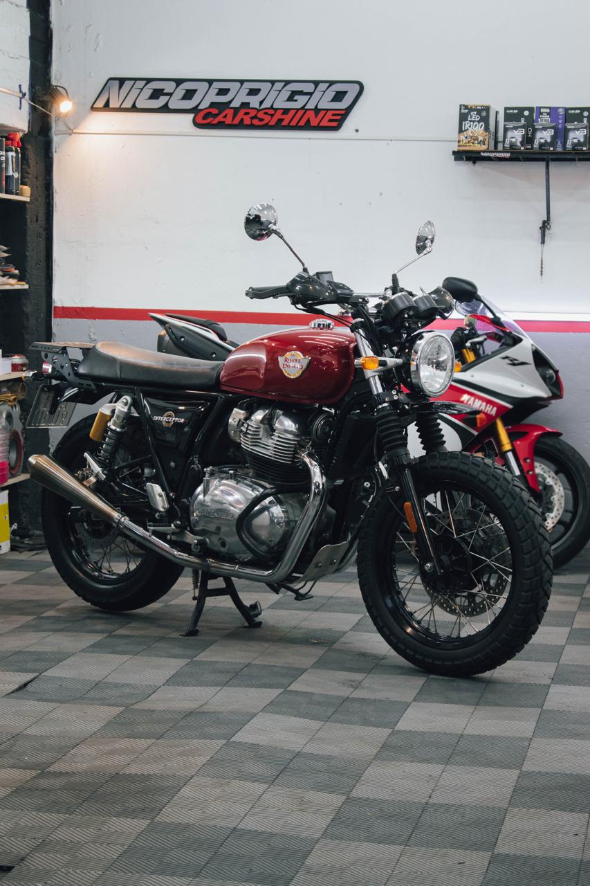Royal Enfield Interceptor 650 detallada en el taller